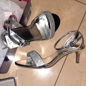 NIB GENUINELY seXXXy Silver Wedding kitten heels 👠 💕 size 8W super blinged out